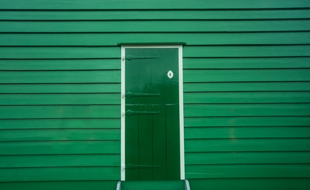 Zelené dvere na zelenom dome.jpg